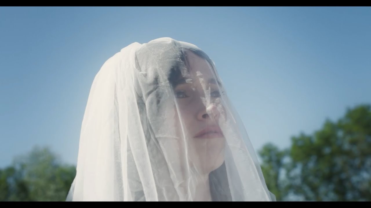 Still uit de muziekvideo Dress And A Veil van After Eight